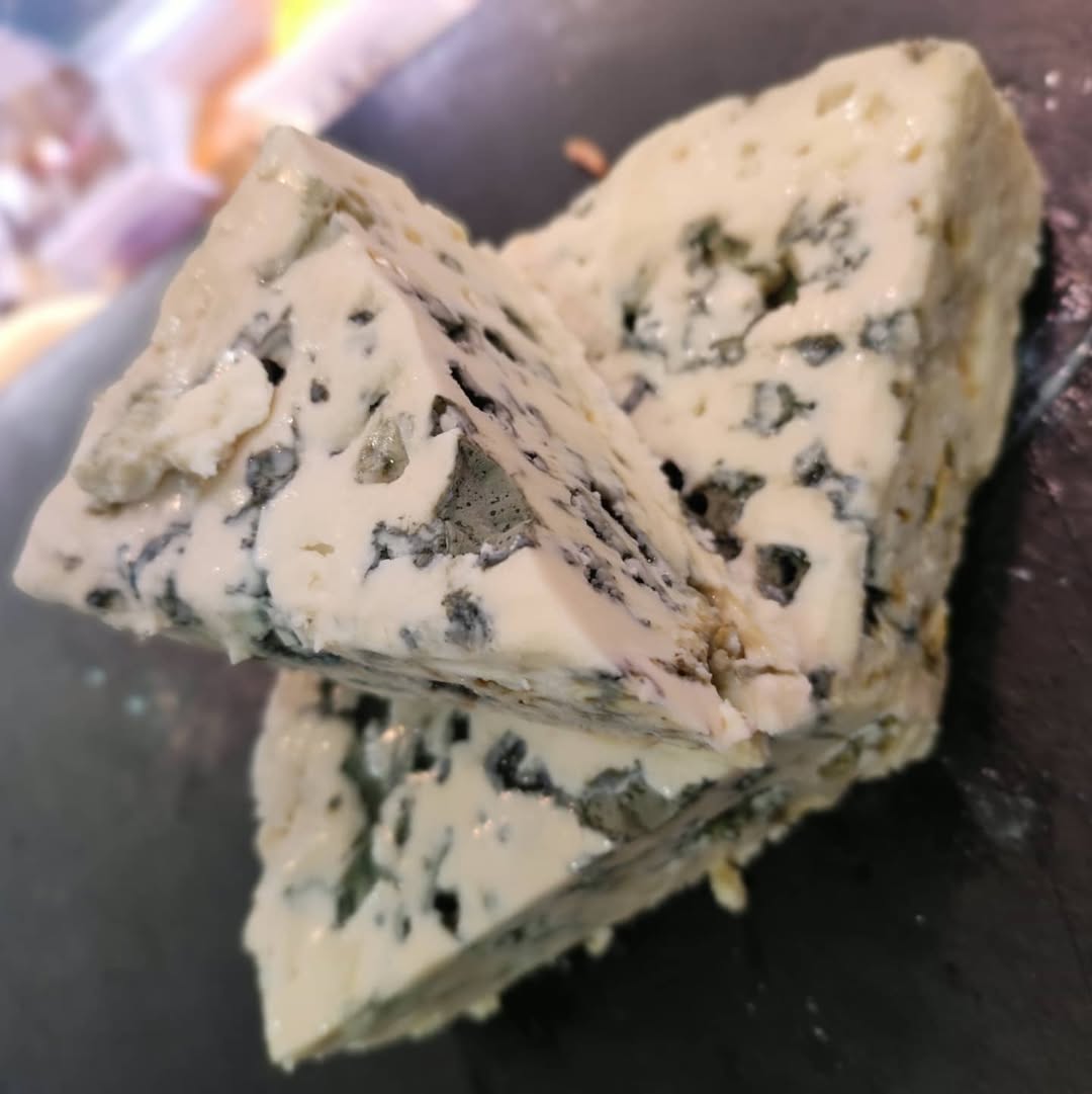 Trozos de queso roquefort