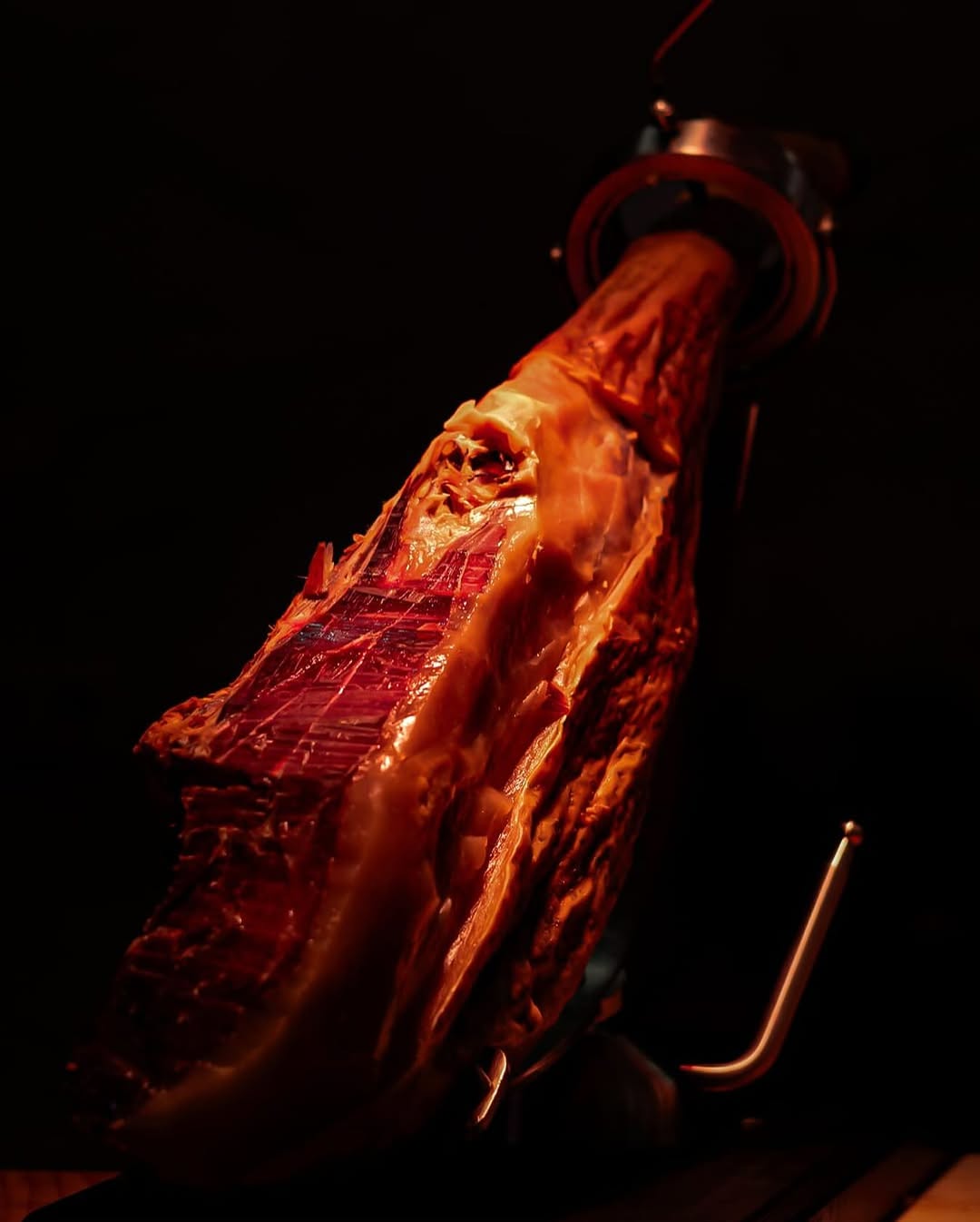 Jamón ibérico premium en tienda gourmet